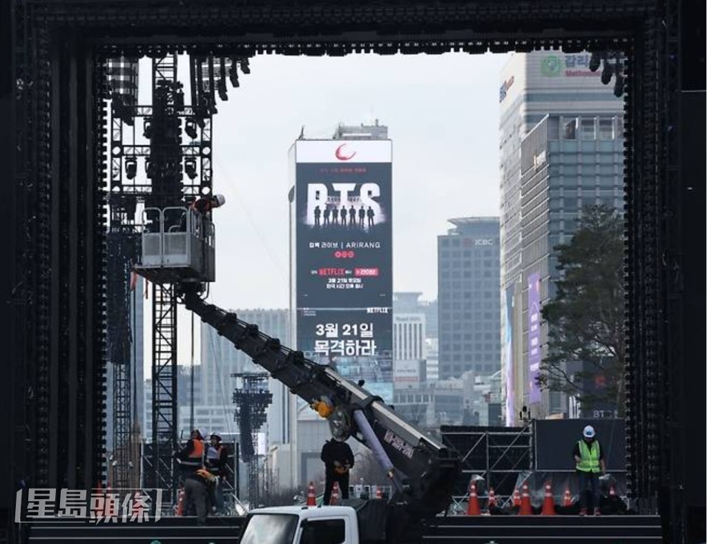 工作人员亦密罗紧鼓搭建舞台，为今晚的演唱会作好准备。