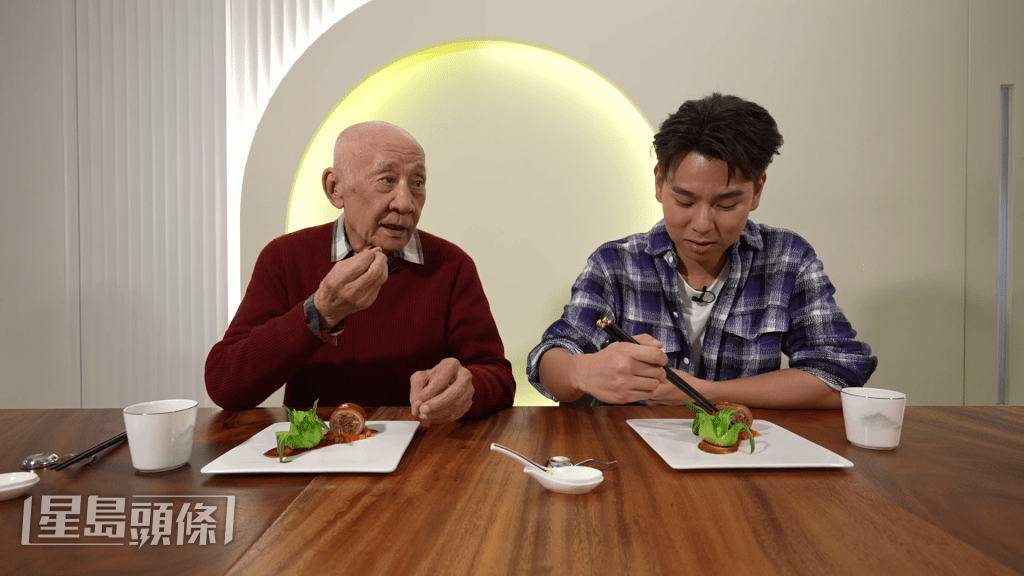 二人食得有滋有味。 二人食得有滋有味。