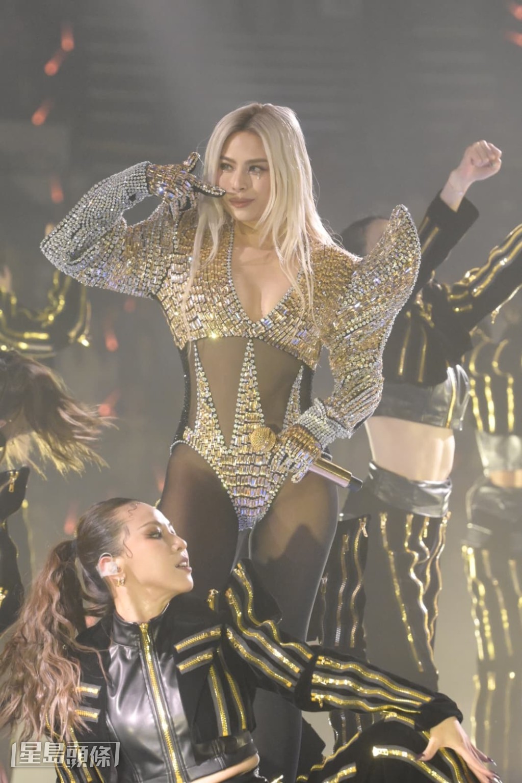 Gin Lee以性感打扮登場。