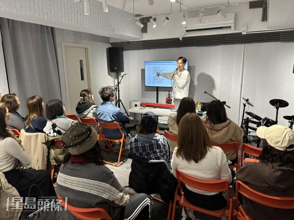 吉吉更開設了音樂學校,幫助對音樂有理想的人追夢。 吉吉更開設了音樂學校,幫助對音樂有理想的人追夢。