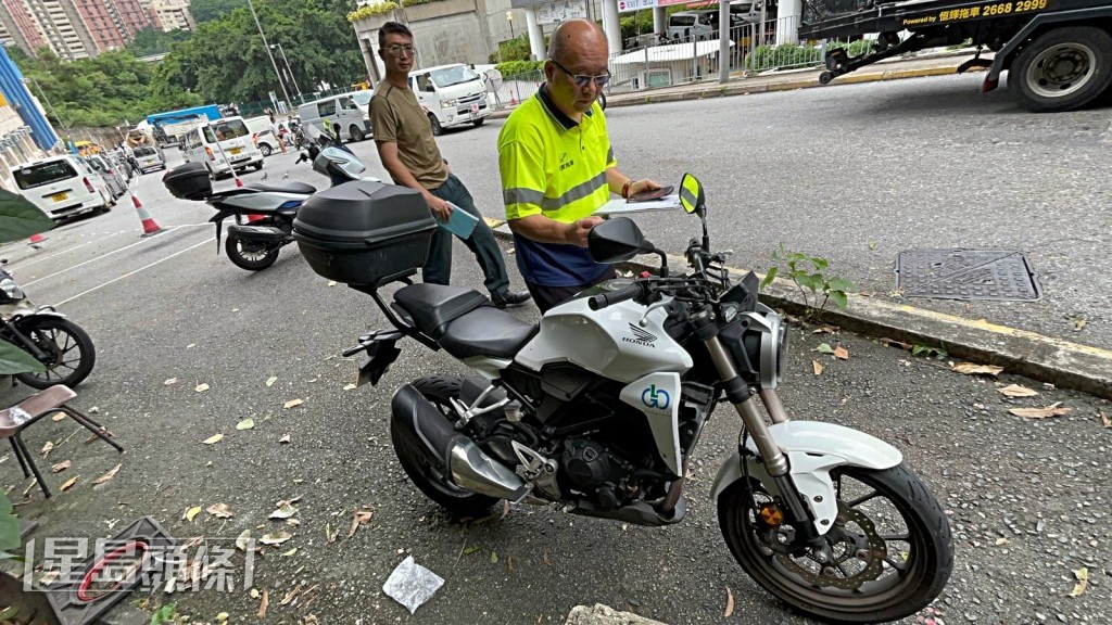 被撞考牌官的電單車。楊偉亨攝