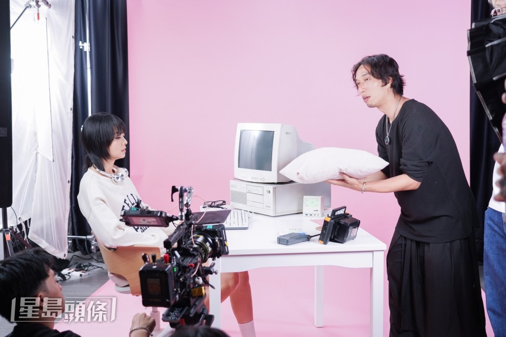 她特別邀請電影《觸電》後期視覺效果的高手「仲文」擔任導演 她特別邀請電影《觸電》後期視覺效果的高手「仲文」擔任導演