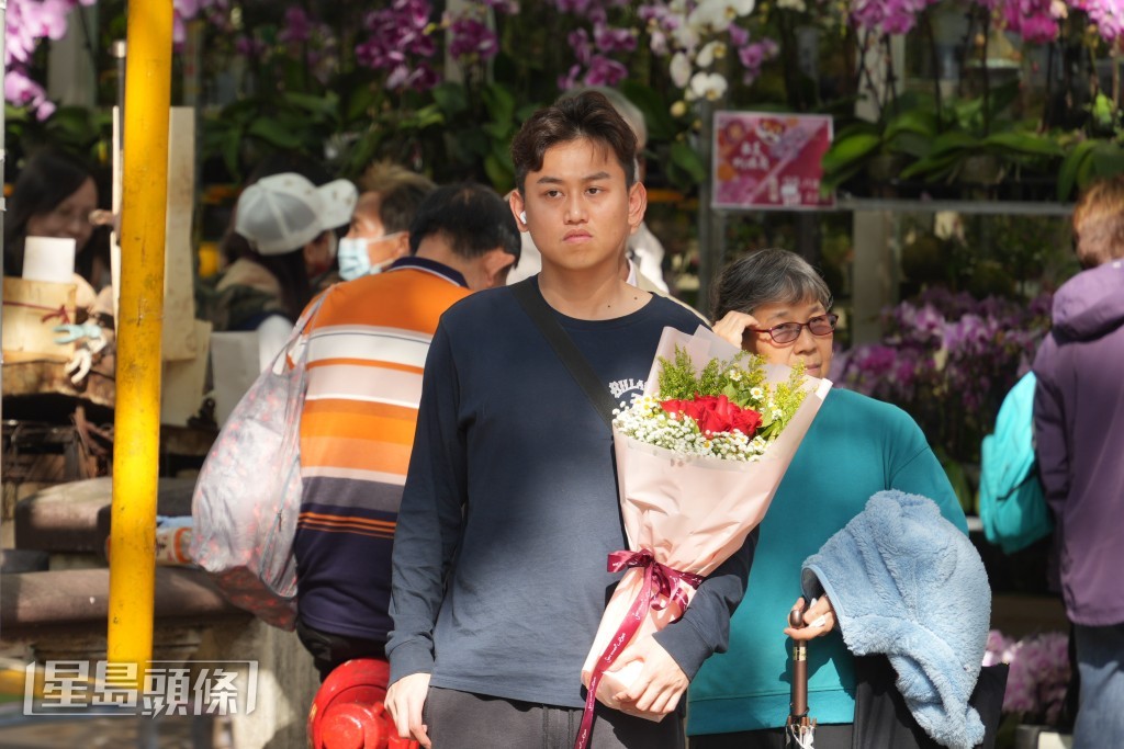 不少男士選購花束送給摯愛。吳艷玲攝