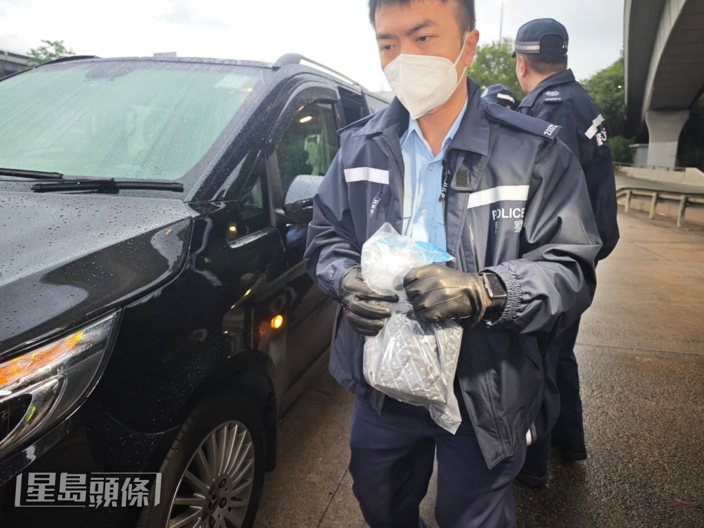 平治司機接App送貨疑遇「毒包裹」,途中起疑拆貨揭白色粉末報警,警員到場調查。黎志偉攝 平治司機接App送貨疑遇「毒包裹」,途中起疑拆貨揭白色粉末報警,警員到場調查。黎志偉攝