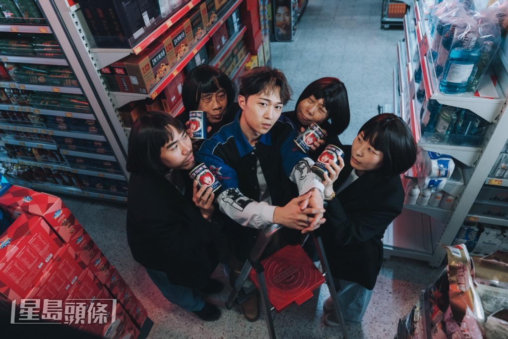新歌《I'm Telling You》MV玩味十足,找来四位阿叔男扮女装演出。 新歌《I'm Telling You》MV玩味十足,找来四位阿叔男扮女装演出。