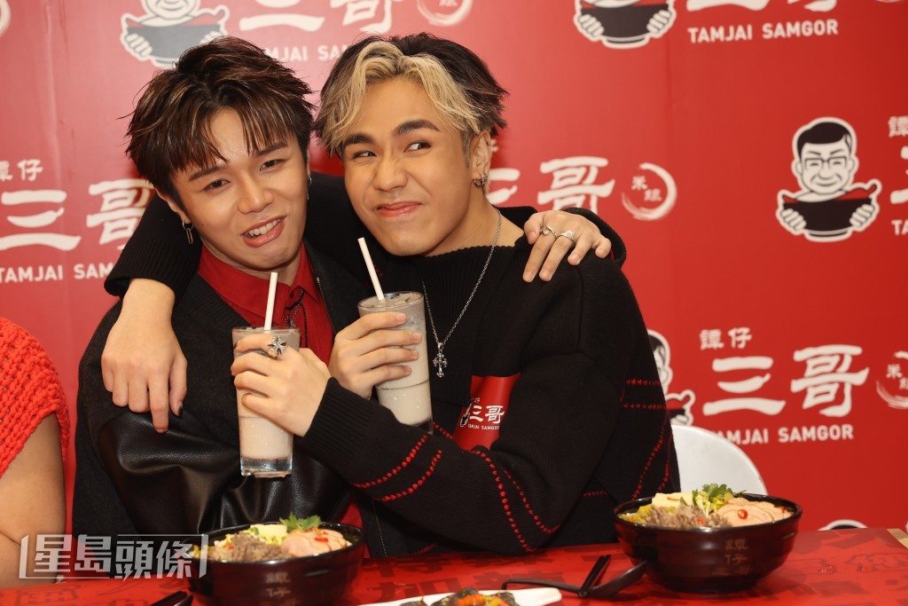 Jason及希晉即場試飲新推出的黑芝麻奶蓋豆乳特飲。