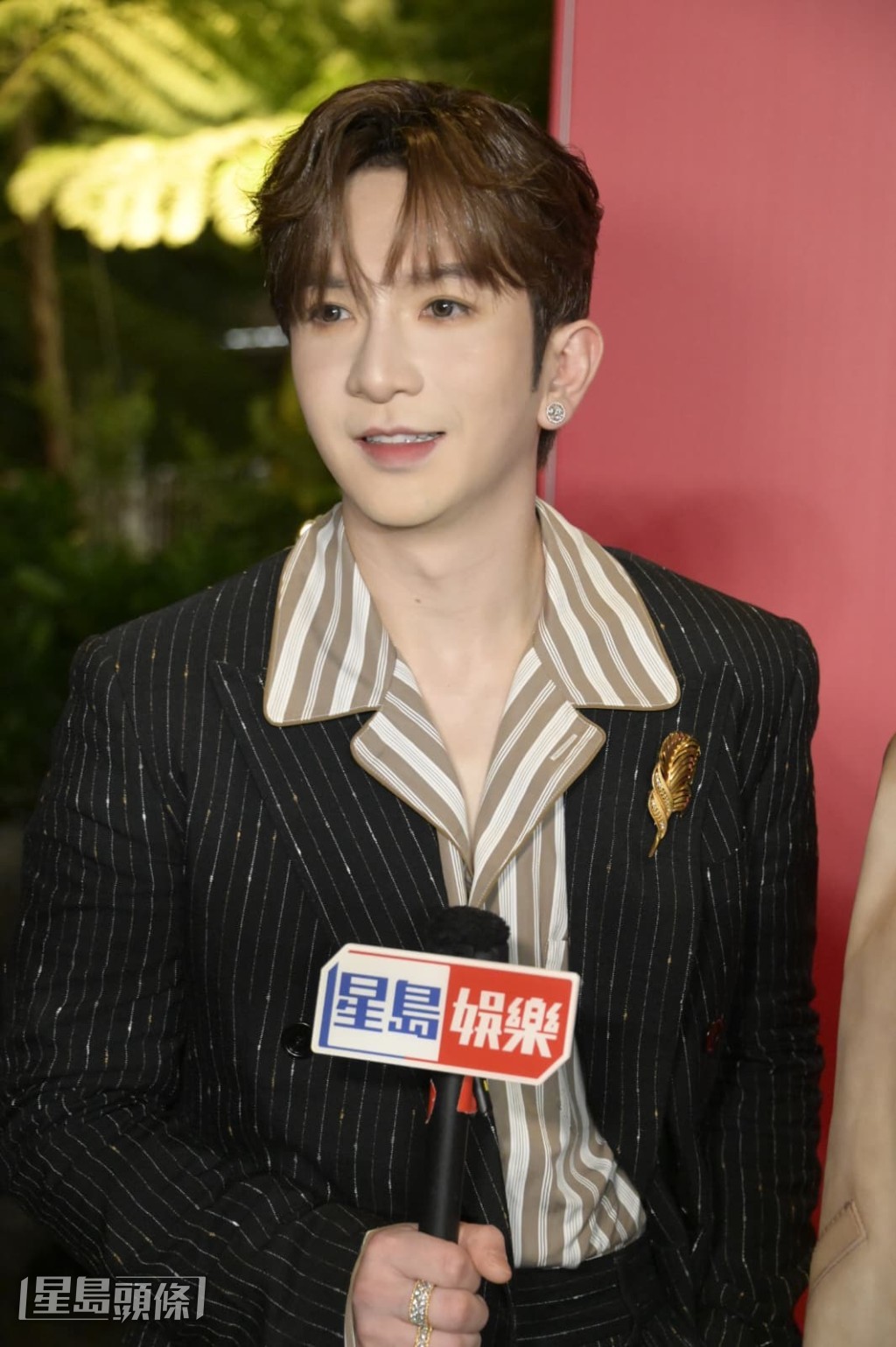 AL說右腳一向有舊患,有以針灸治療,希望早日康復。 AL說右腳一向有舊患,有以針灸治療,希望早日康復。