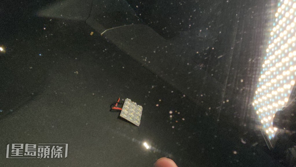 車頭件置有 LED燈組件。黎志偉攝