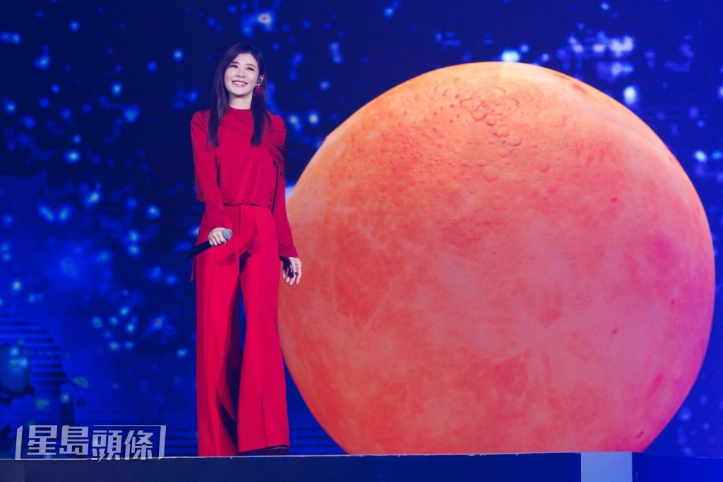 蘇慧倫以搖滾編曲唱響經典《黃色月亮》。