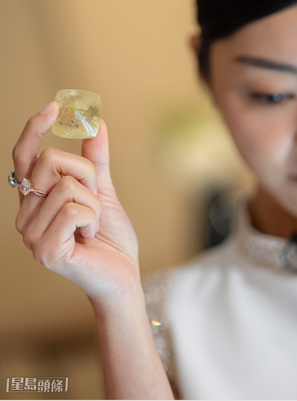 手握297卡天然鑽石原石的Michelle說感到非常震撼。 手握297卡天然鑽石原石的Michelle說感到非常震撼。