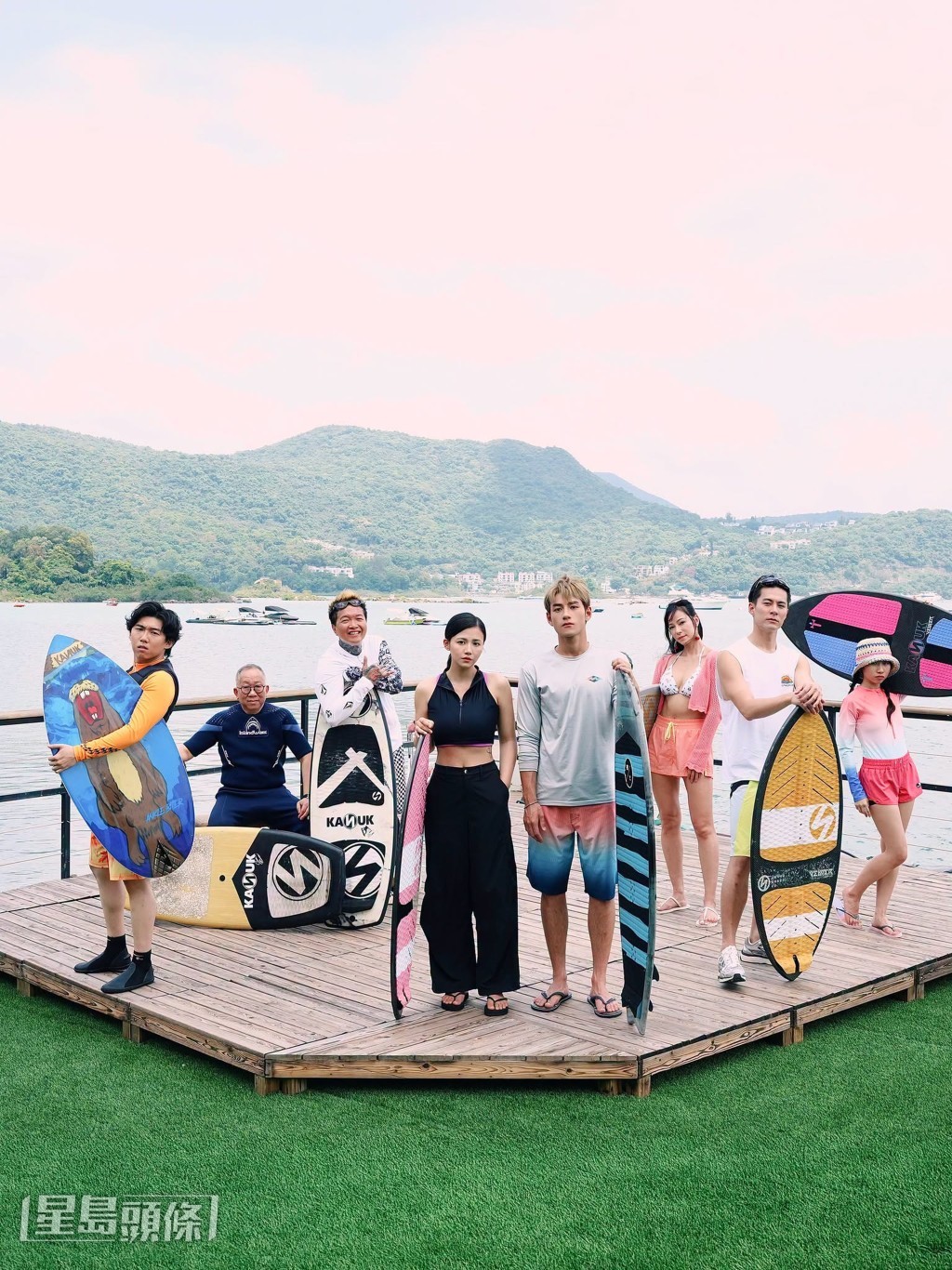 電影《浪花男女》以wakesurf尾波衝浪為主題，又加入網暴等熱話元素，對年輕觀眾頗具吸引力。