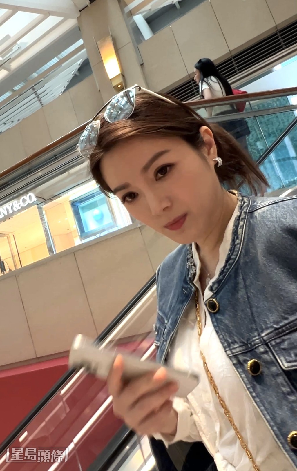 苟姑娘可謂狀態大勇，皮膚光滑，春風滿面。