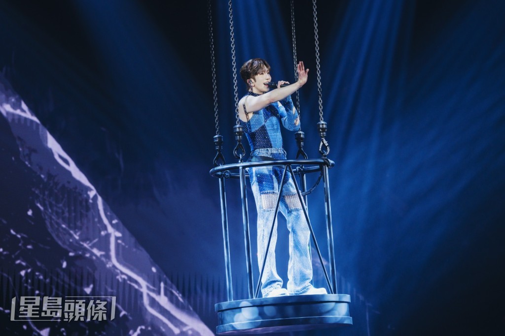 Anson Lo坐小飛船登頂寵粉。 Anson Lo坐小飛船登頂寵粉。