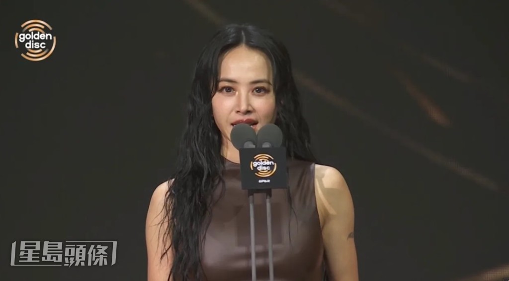 蔡依林應邀任頒獎嘉賓，更在台上大晒流利中英韓語。（網上截圖）