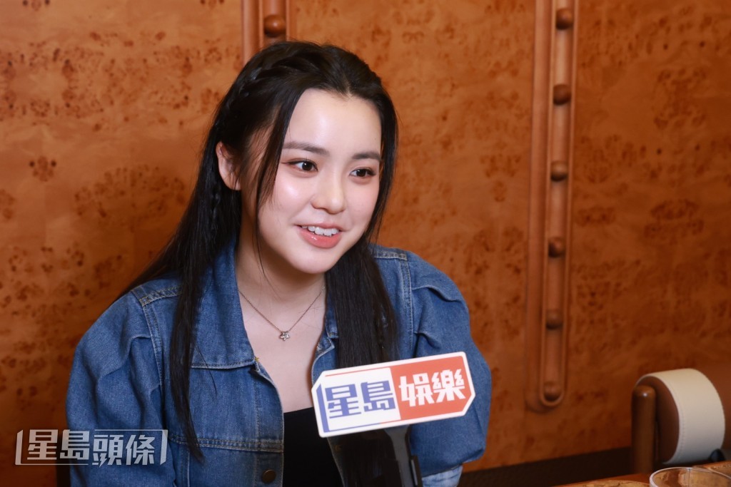 問到父母可會更擔心她在美國拍拖?Chantel笑謂他們沒有特別提及,對她放手又放心。 問到父母可會更擔心她在美國拍拖?Chantel笑謂他們沒有特別提及,對她放手又放心。