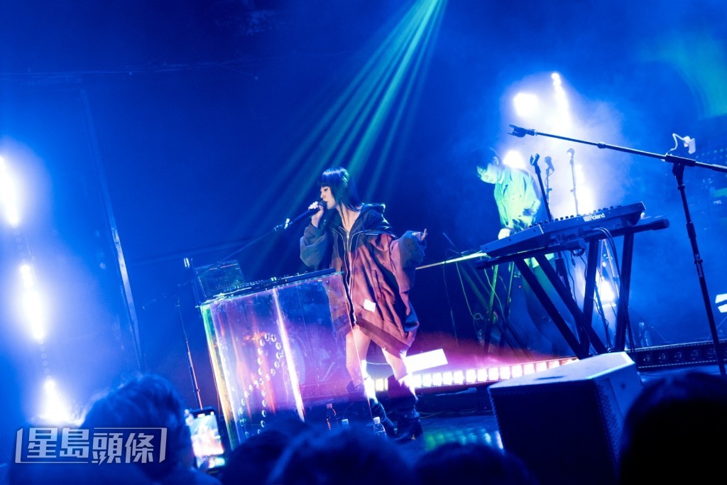 白安惊喜将《雪人》歌词中的“Merry Christmas”改成“新年快乐”版本，为歌迷献上专属于新年的祝福。