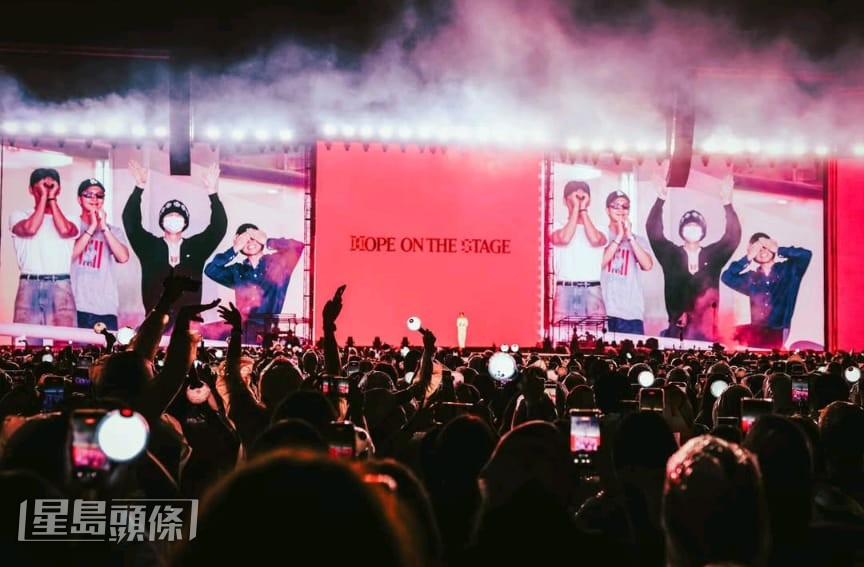 ARMY們見4位成員現身,即時興奮歡呼。 ARMY們見4位成員現身,即時興奮歡呼。
