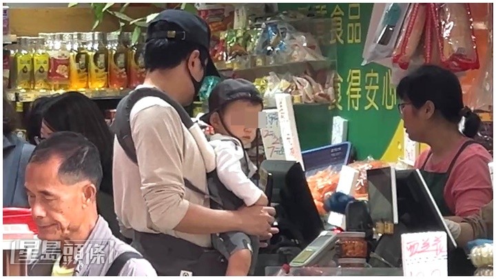 沿途被不少街坊及檔主認出。