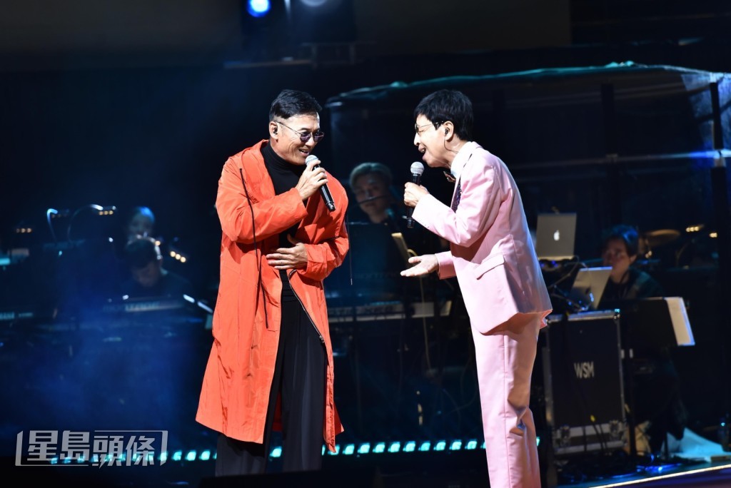 三哥和棠哥合唱《飛越十八層》主題曲《難為正邪定分界》。