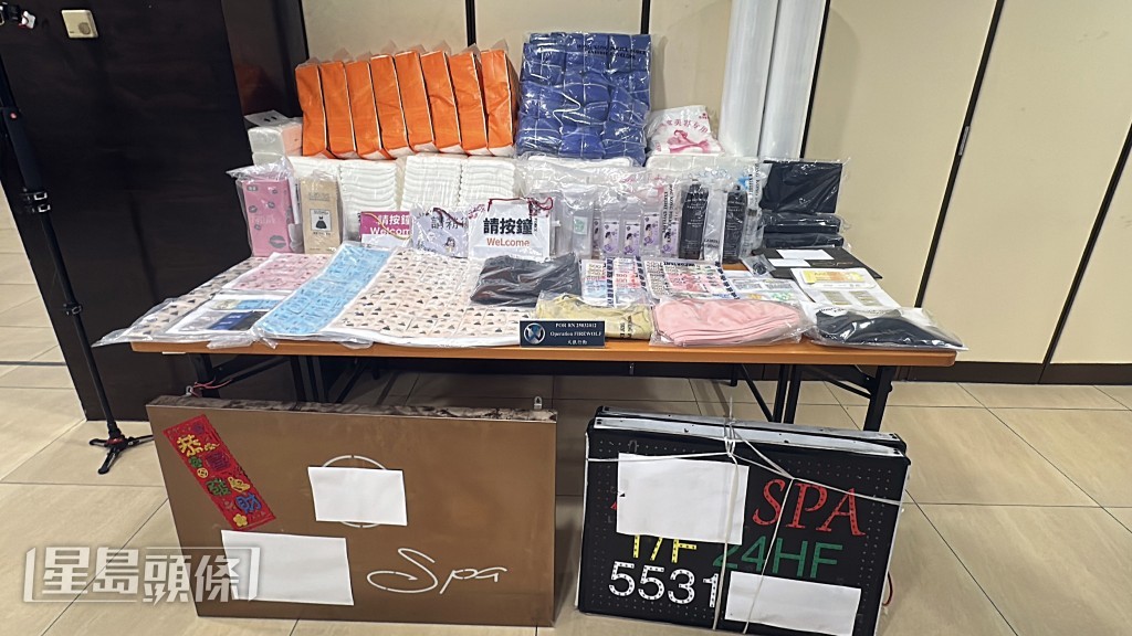行動中檢獲大批賣淫工具包括潤滑劑及避孕套等。劉漢權攝 行動中檢獲大批賣淫工具包括潤滑劑及避孕套等。劉漢權攝