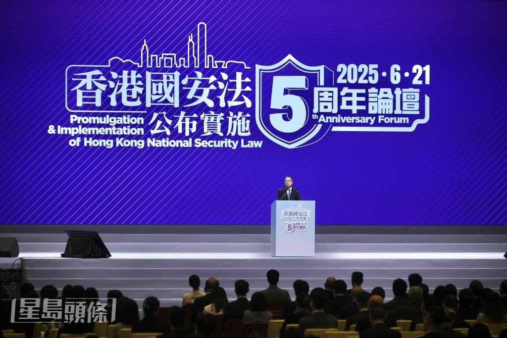 林定國稱特區政府要細心思考未來工作的方向,探討如何繼續完善維護國安的法律制度和執行機制,及時和有效防範制止及懲治危及國家的安全行為和活動。 林定國稱特區政府要細心思考未來工作的方向,探討如何繼續完善維護國安的法律制度和執行機制,及時和有效防範制止及懲治危及國家的安全行為和活動。