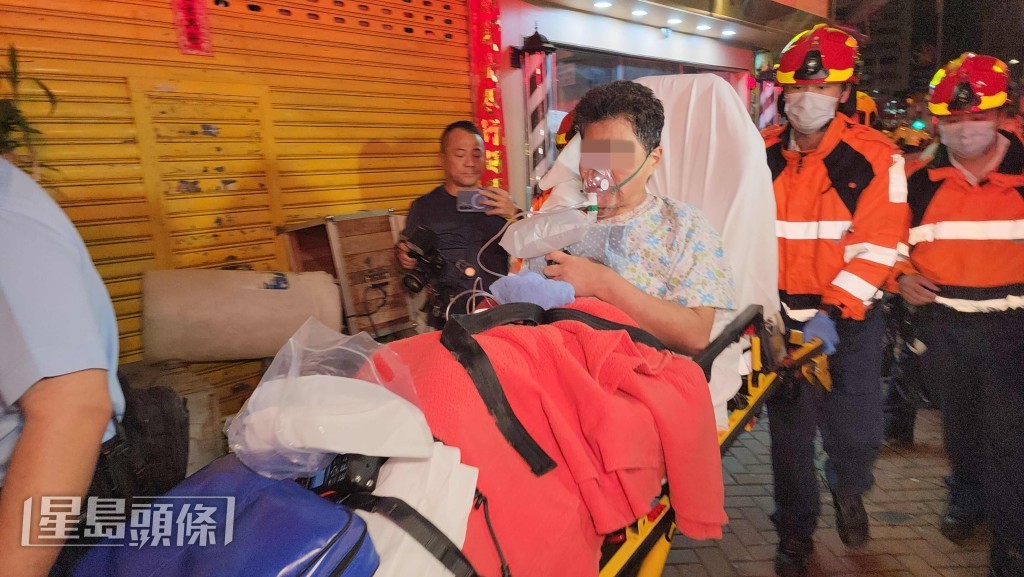 女戶主疑吸入濃煙不適，清醒送院治理。黎志偉攝