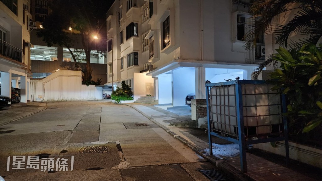 水務署於樂活道12號等附近大廈對開放置臨時水缸,供受影響居民取水應急。黎志偉攝 水務署於樂活道12號等附近大廈對開放置臨時水缸,供受影響居民取水應急。黎志偉攝