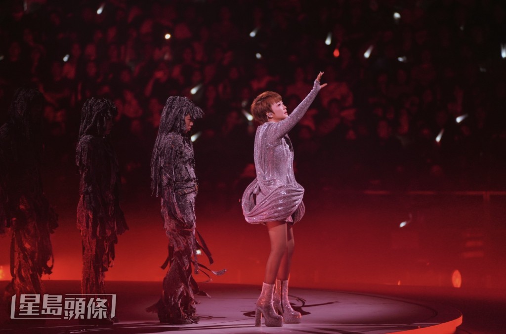 這次是她闊別9年,再次於上海舉行演唱會。 這次是她闊別9年,再次於上海舉行演唱會。