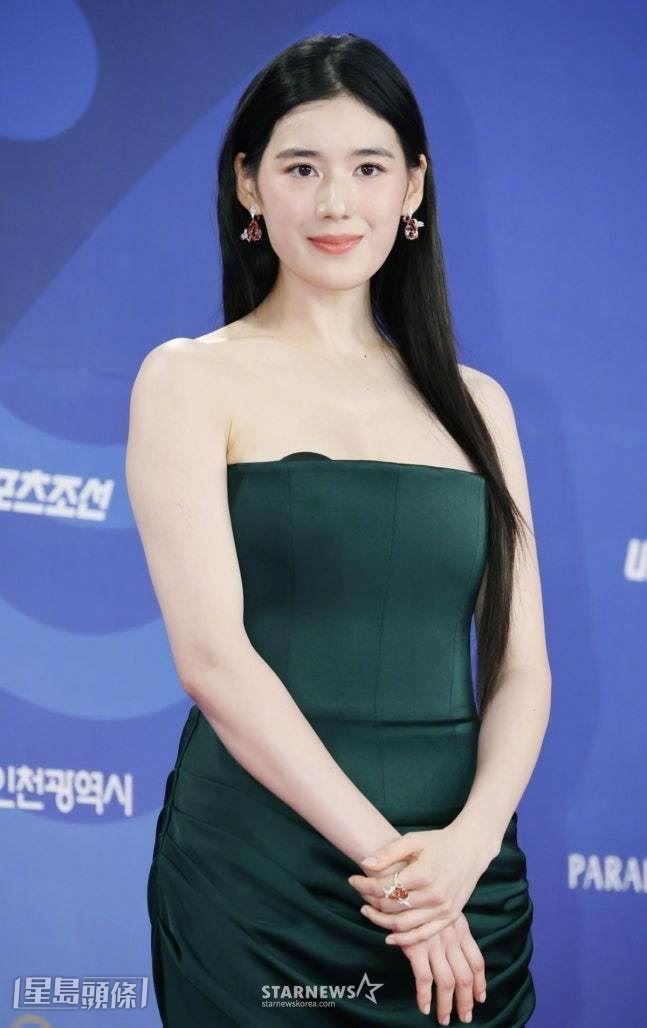 鄭恩彩露出黑色乳貼。 鄭恩彩露出黑色乳貼。