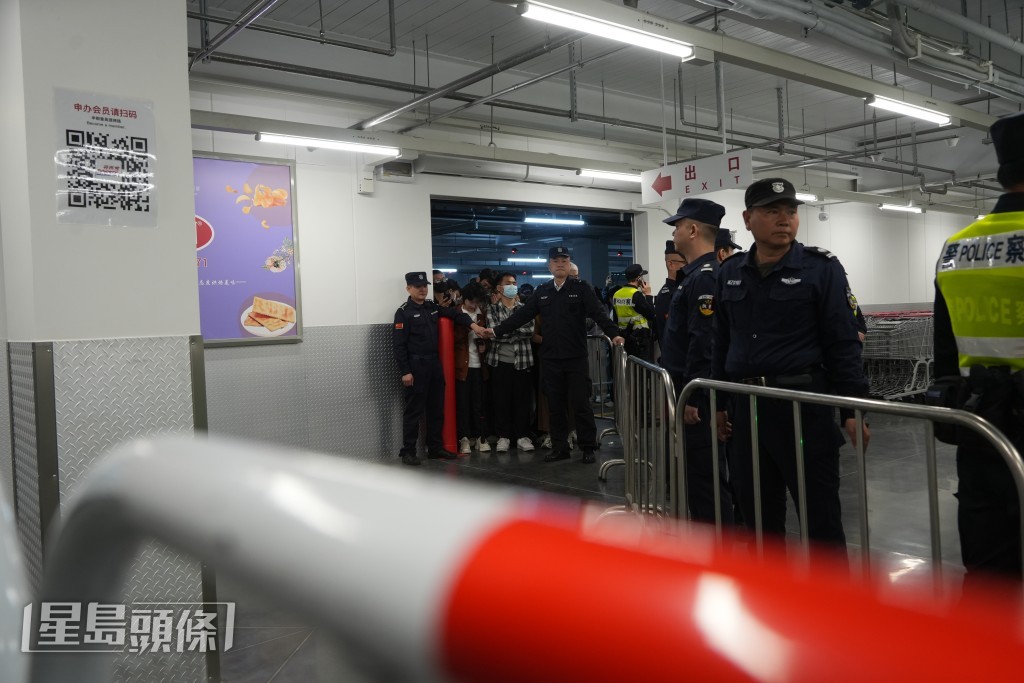 保安員架起鐵馬。吳艷玲攝