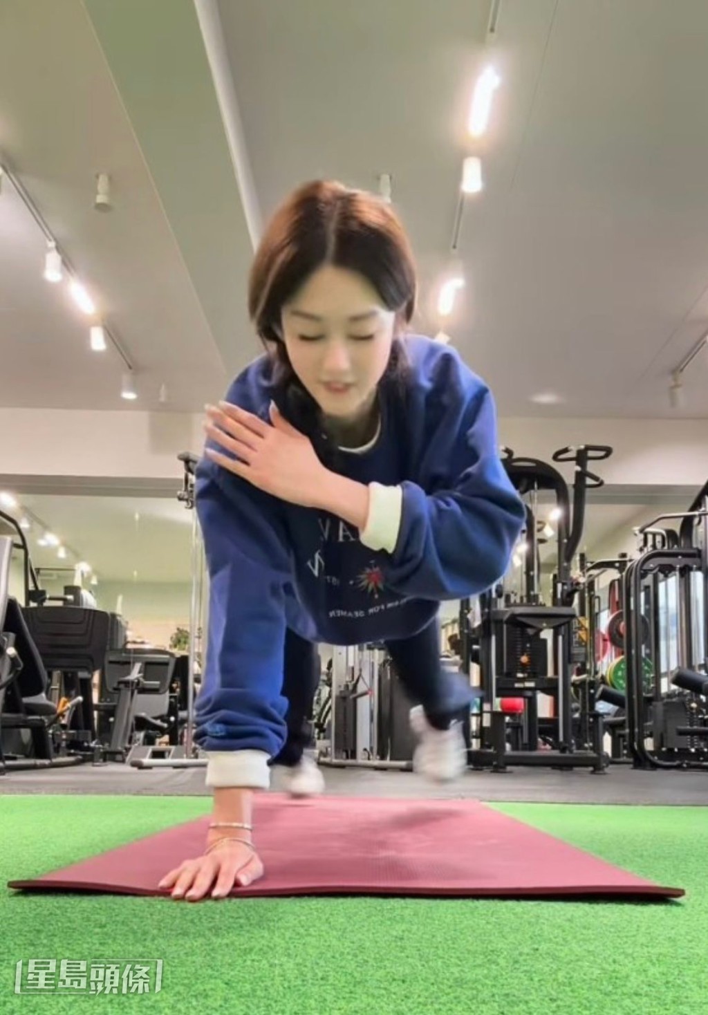 香香边单手支撑,边做动作。 香香边单手支撑,边做动作。