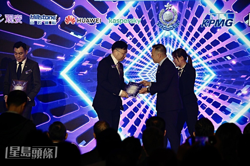 周一鳴頒獎予嘉賓。楊偉亨攝