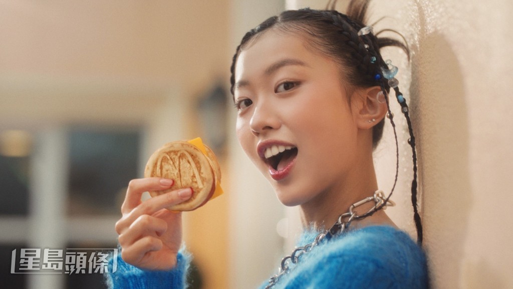 更有份為廣告歌作曲。