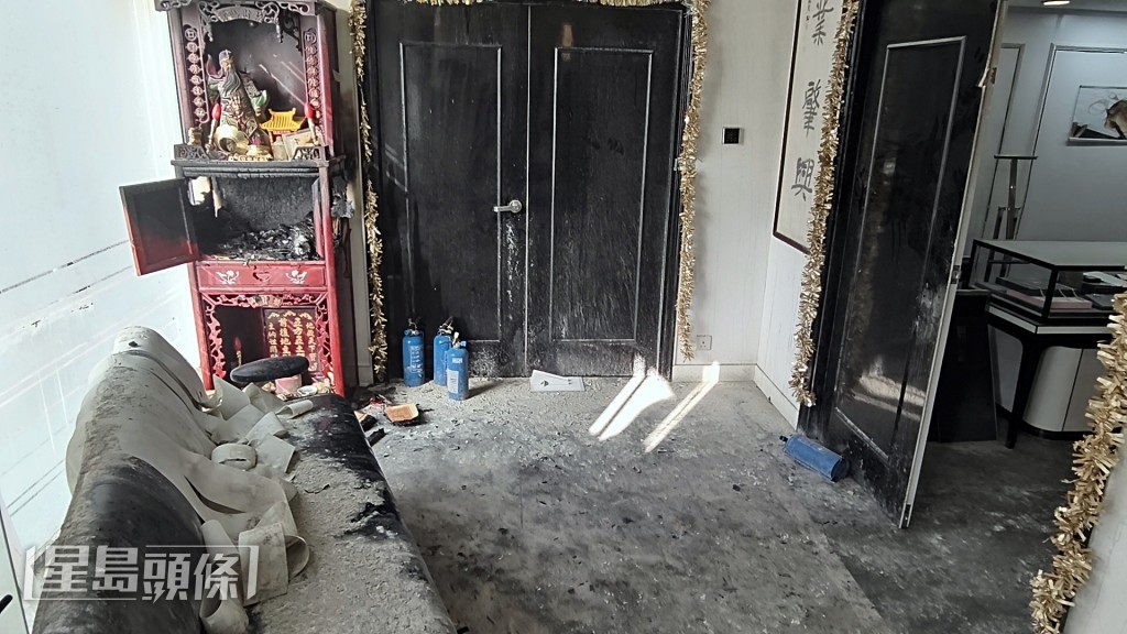 玄關神壇焚毀嚴重。黃文威攝