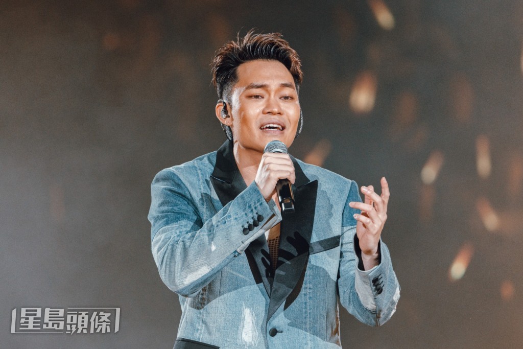 胡子彤深情唱出歌曲。 胡子彤深情唱出歌曲。