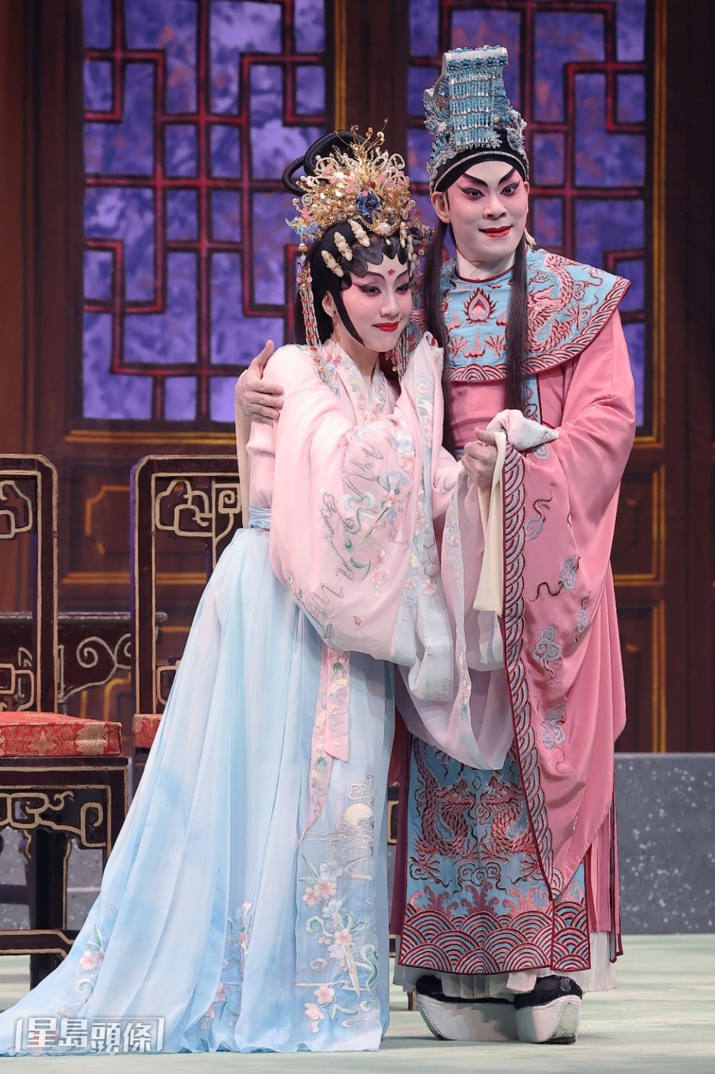 後於2022首演劇場版《重生趙飛燕》,獲頒香港粵劇金紫荊獎:優秀新編劇演出獎。 後於2022首演劇場版《重生趙飛燕》,獲頒香港粵劇金紫荊獎:優秀新編劇演出獎。