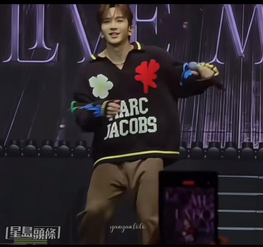 Anson Lo在場上又唱又跳。