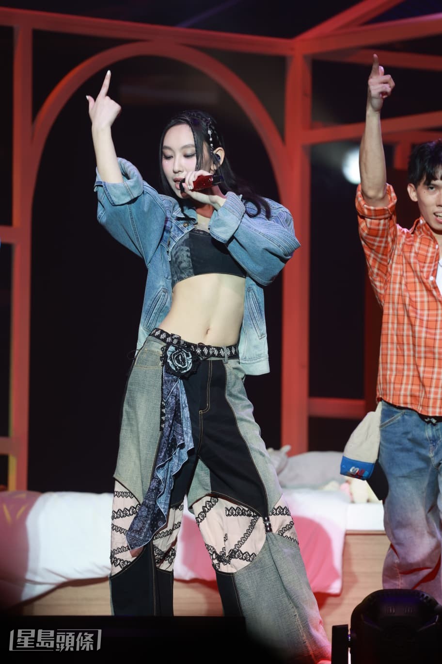 到跳唱《Bye Bye Bye》時，Gigi換上Bra top牛仔裝又跳又唱。