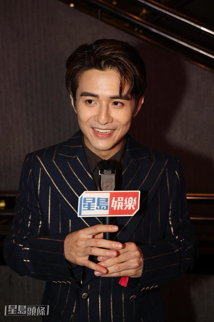 談到早前有份參與由朱茵、蔡少芬(Ada)、汪明荃等主演的劇集《風華背後》,Oscar直言十分開心。 談到早前有份參與由朱茵、蔡少芬(Ada)、汪明荃等主演的劇集《風華背後》,Oscar直言十分開心。