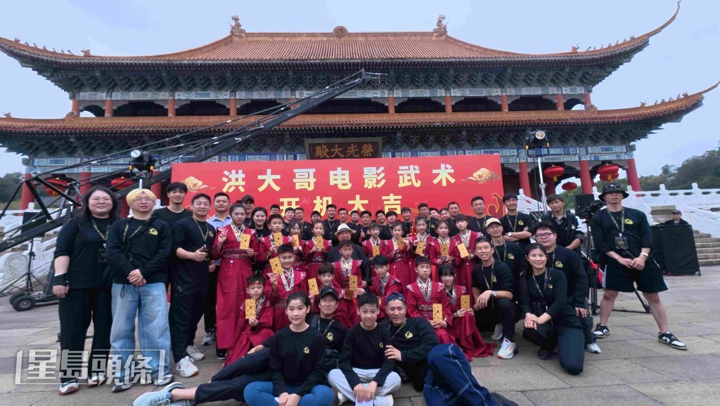 儀式現場，主創團隊共同為攝影機揭紅，標誌著項目正式進入攝製與運營階段。