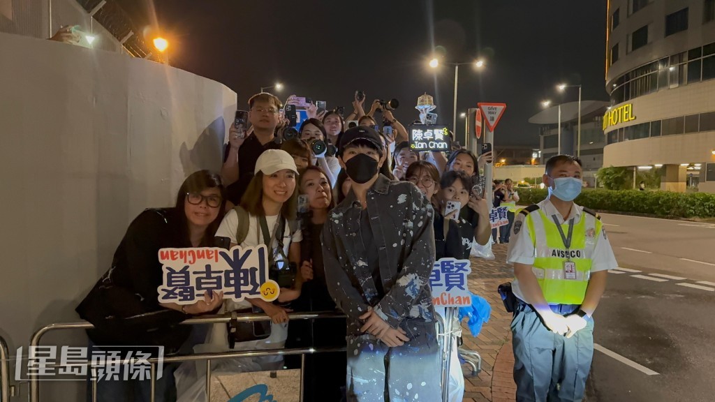 Ian於今晚啟程出發,大批Ian粉絲「Hellosss」早已聞風而至。 Ian於今晚啟程出發,大批Ian粉絲「Hellosss」早已聞風而至。