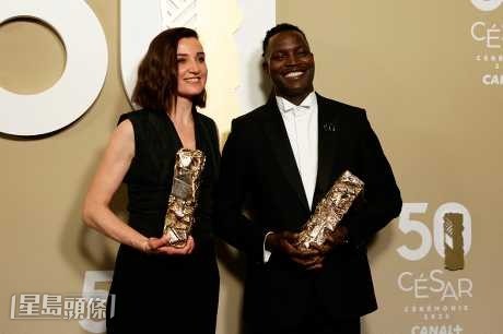 Abou Sangaré及Nina Meurisse憑《L'Histoire de Souleymane》獲最佳男新人及最佳女配角。（路透社）