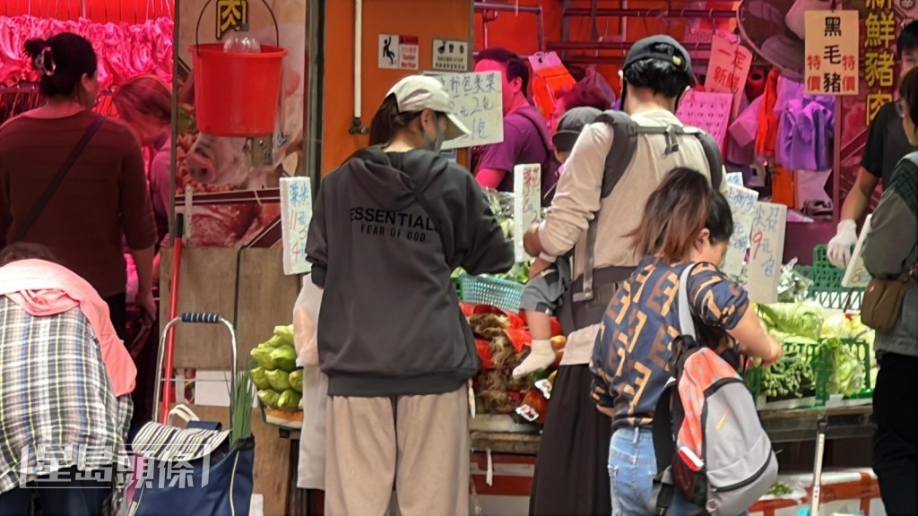 落手落腳親自揀菜、買麵包、逛雜貨店。