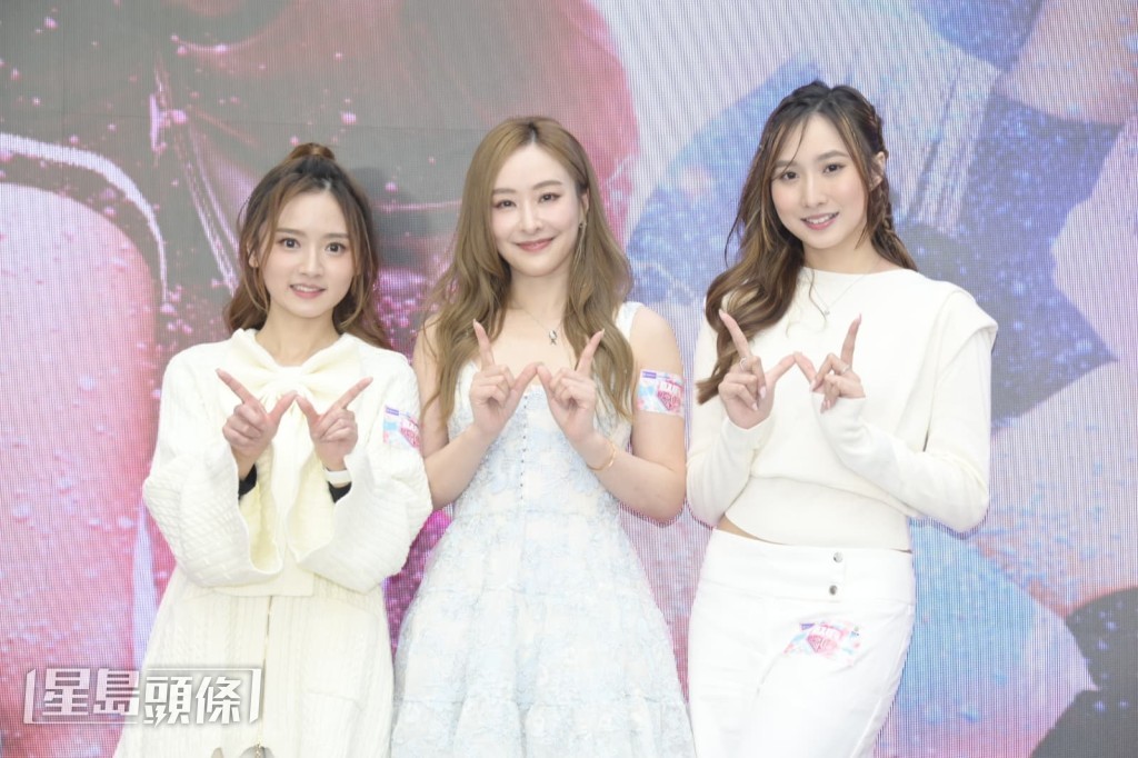 三人在劇中是女團成員。