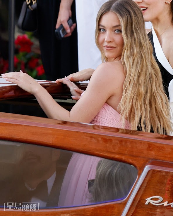 有傳Tom在參加婚禮期間,撻着荷里活波神Sydney Sweeney。(路透社) 有傳Tom在參加婚禮期間,撻着荷里活波神Sydney Sweeney。(路透社)