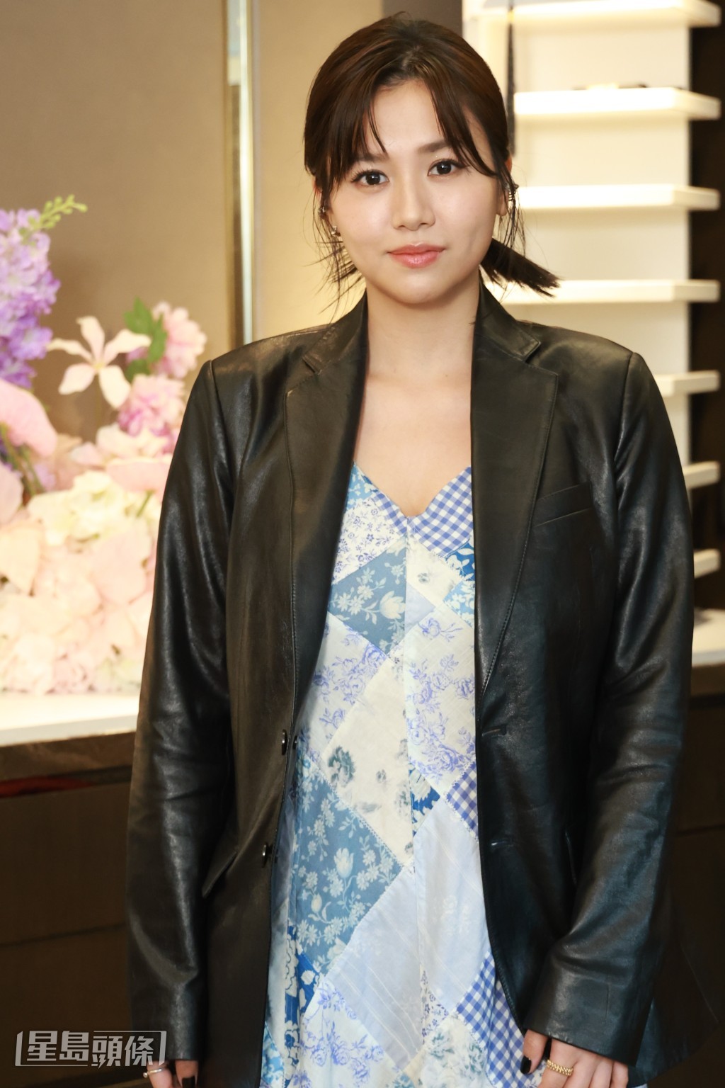 楊偲泳和何啟華戲中有吻戲，她表示有與家人備案。