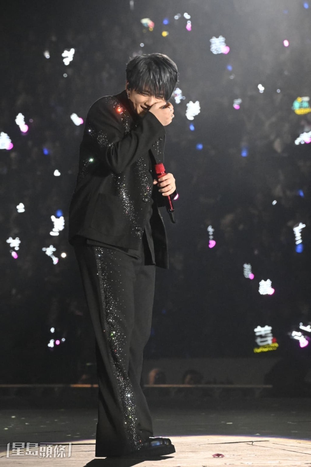 姜濤又問在場有無人生日,最搞笑在場觀眾齊聲話有。 姜濤又問在場有無人生日,最搞笑在場觀眾齊聲話有。