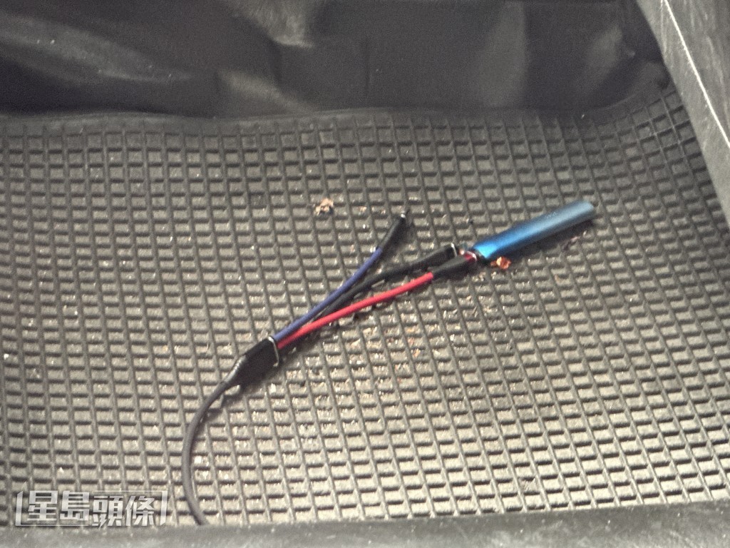 車上有一支電子煙的物體。梁國峰攝