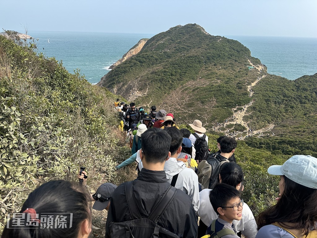 破邊洲漫山遍野是人群。劉漢權攝 破邊洲漫山遍野是人群。劉漢權攝