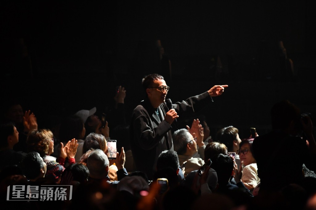 電台恩師鄭丹瑞（旦哥），期間亦有一起暢談。